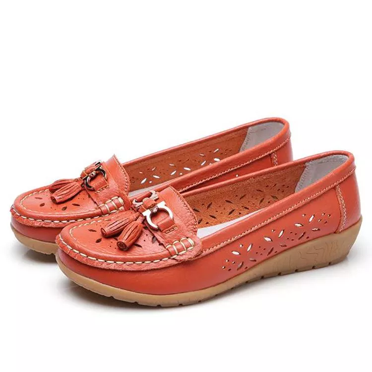 Soft women's moccasin sandals, slip-on style for breathable summer and everyday comfort.