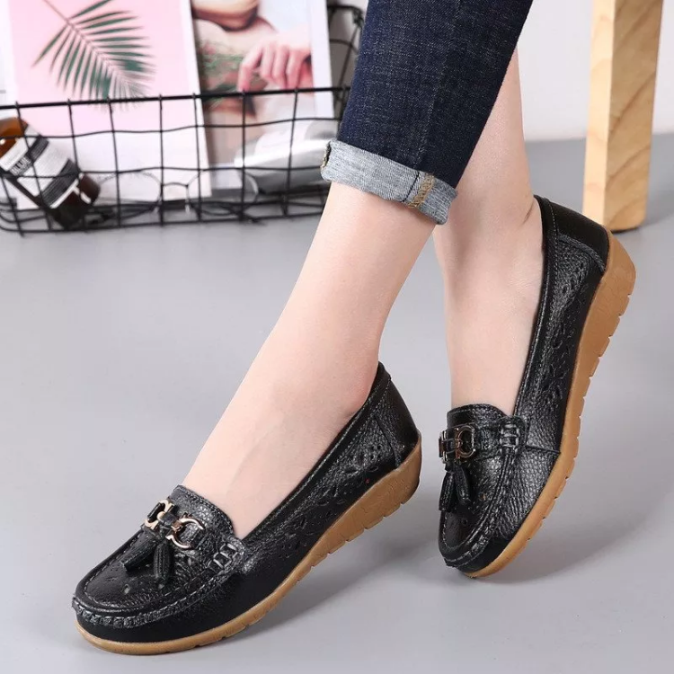 Stylish women's moccasin sandals, soft & breathable flats with arch support for comfort.