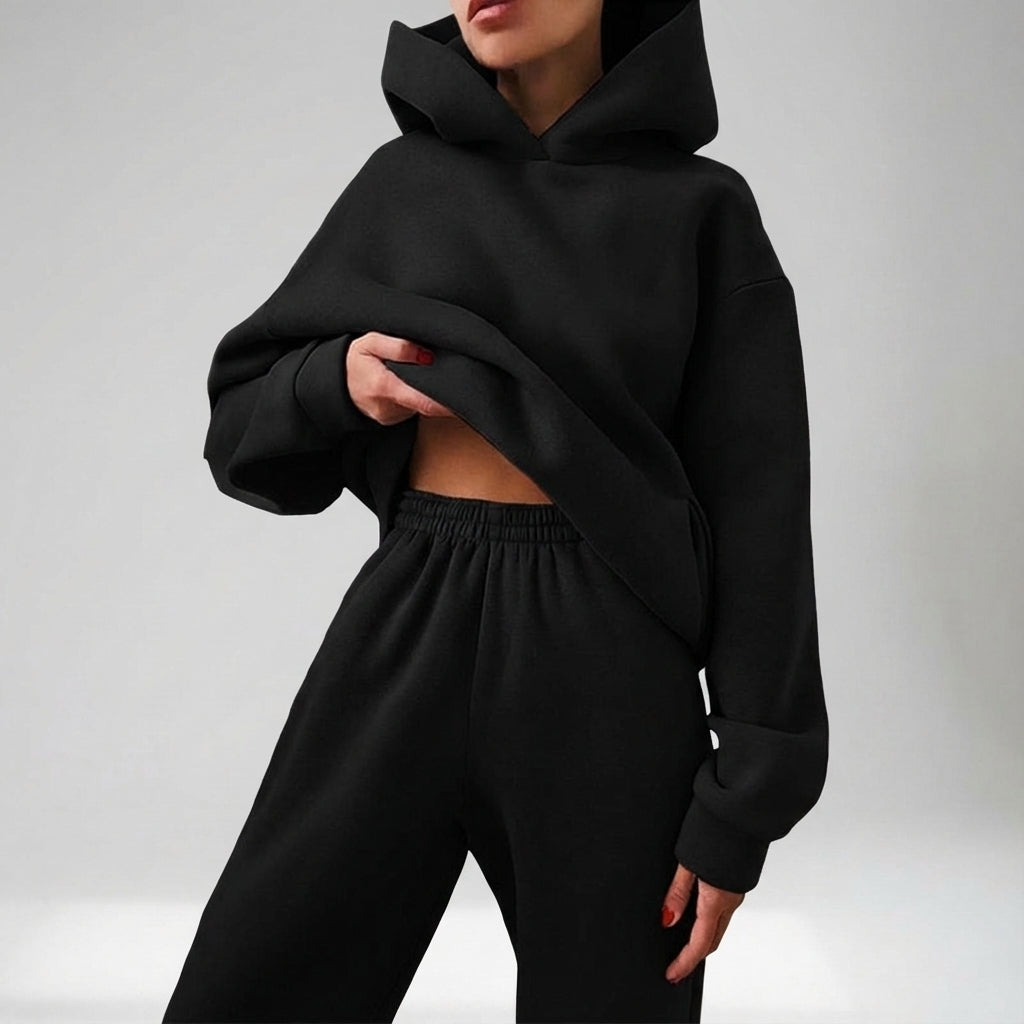Soft fabric two-piece women's tracksuit in an oversized style, great for everyday wear.
