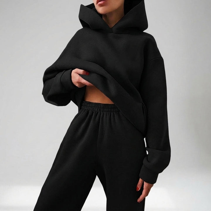 Soft fabric two-piece women's tracksuit in an oversized style, great for everyday wear.