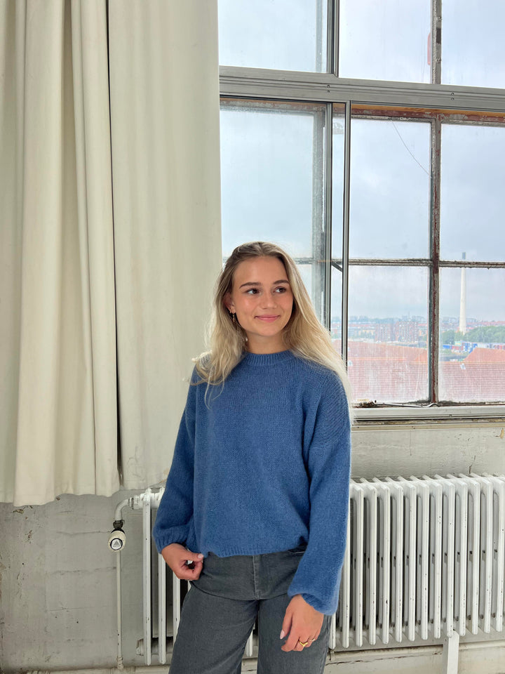 Women's soft loose fit Aurena sweater, perfect for cozy autumn comfort.
