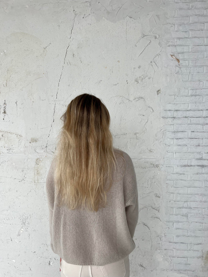 Comfortable women's round neck sweater, loose fit for ultimate relaxation.