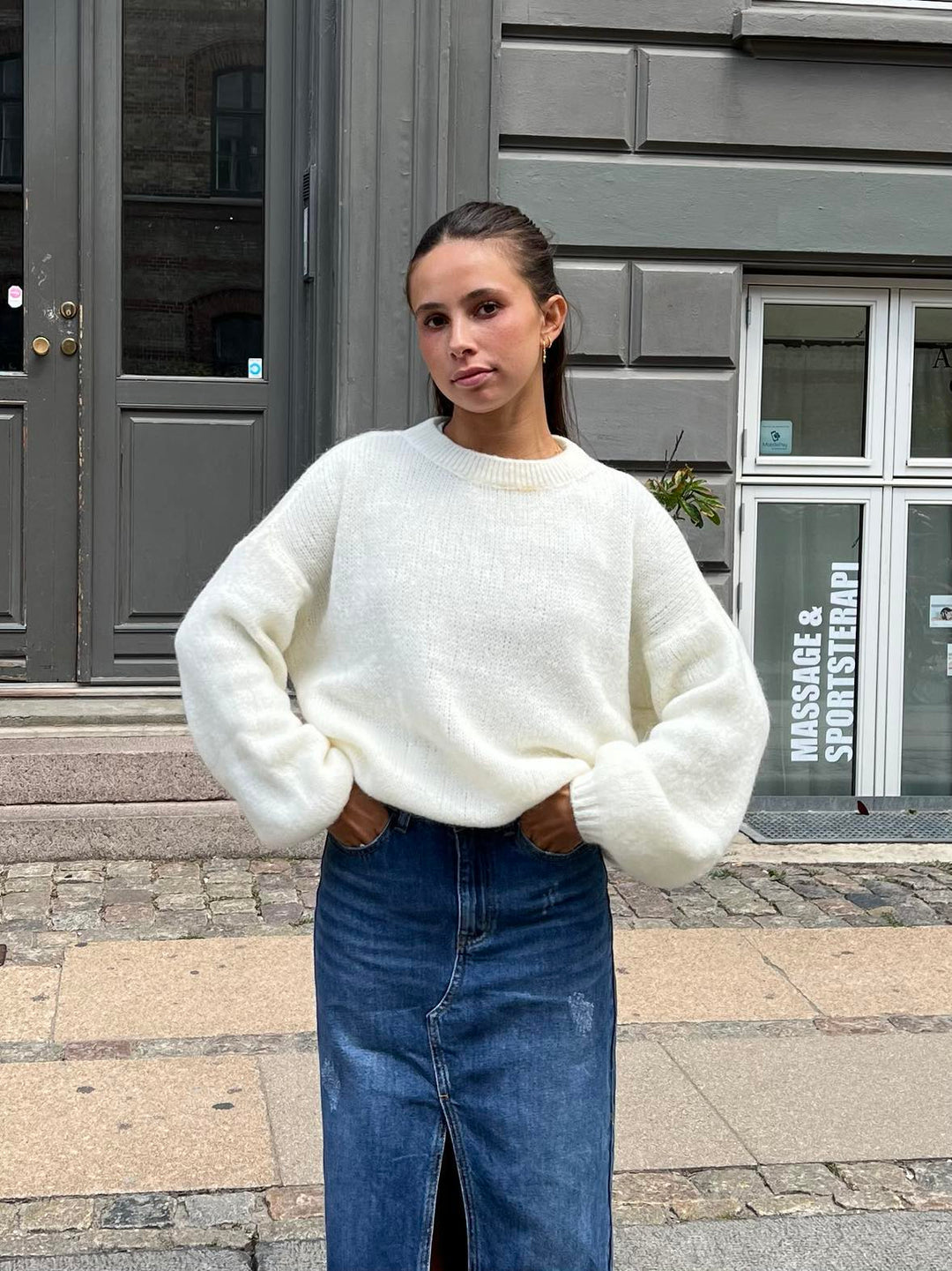 Chic women's loose fit sweater, soft touch, perfect for stylish autumn fashion.