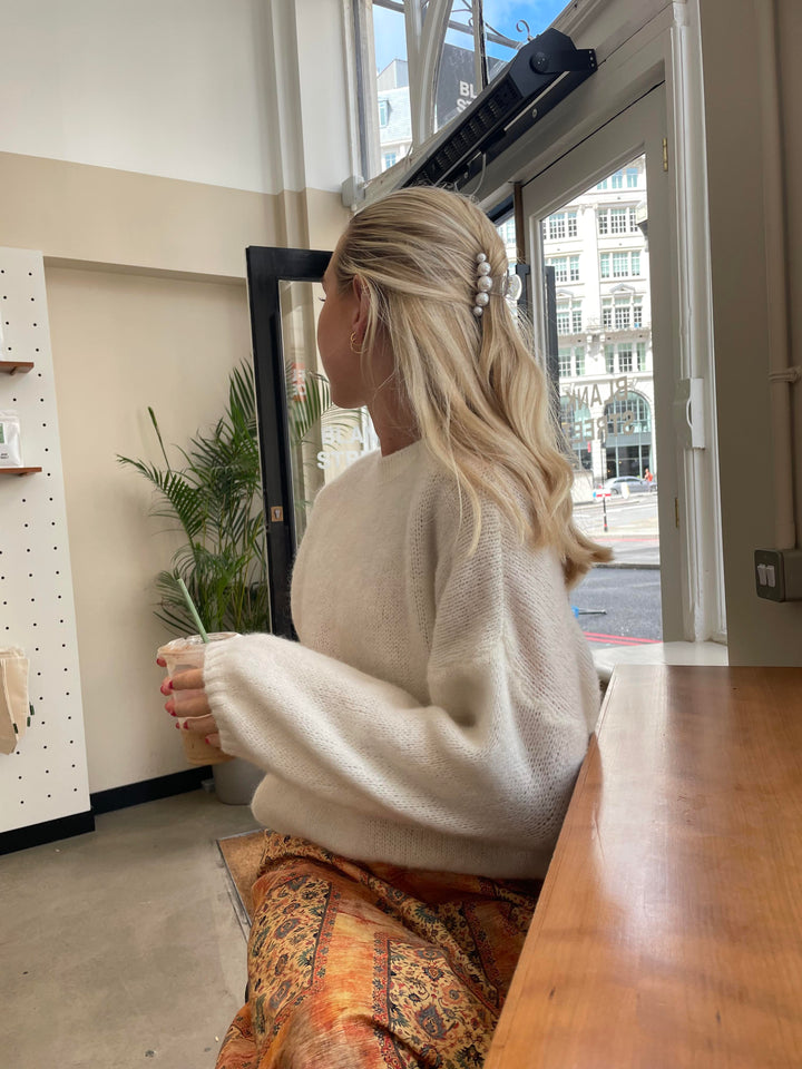 Warm women's pullover, loose fit, long sleeve, essential for winter comfort.