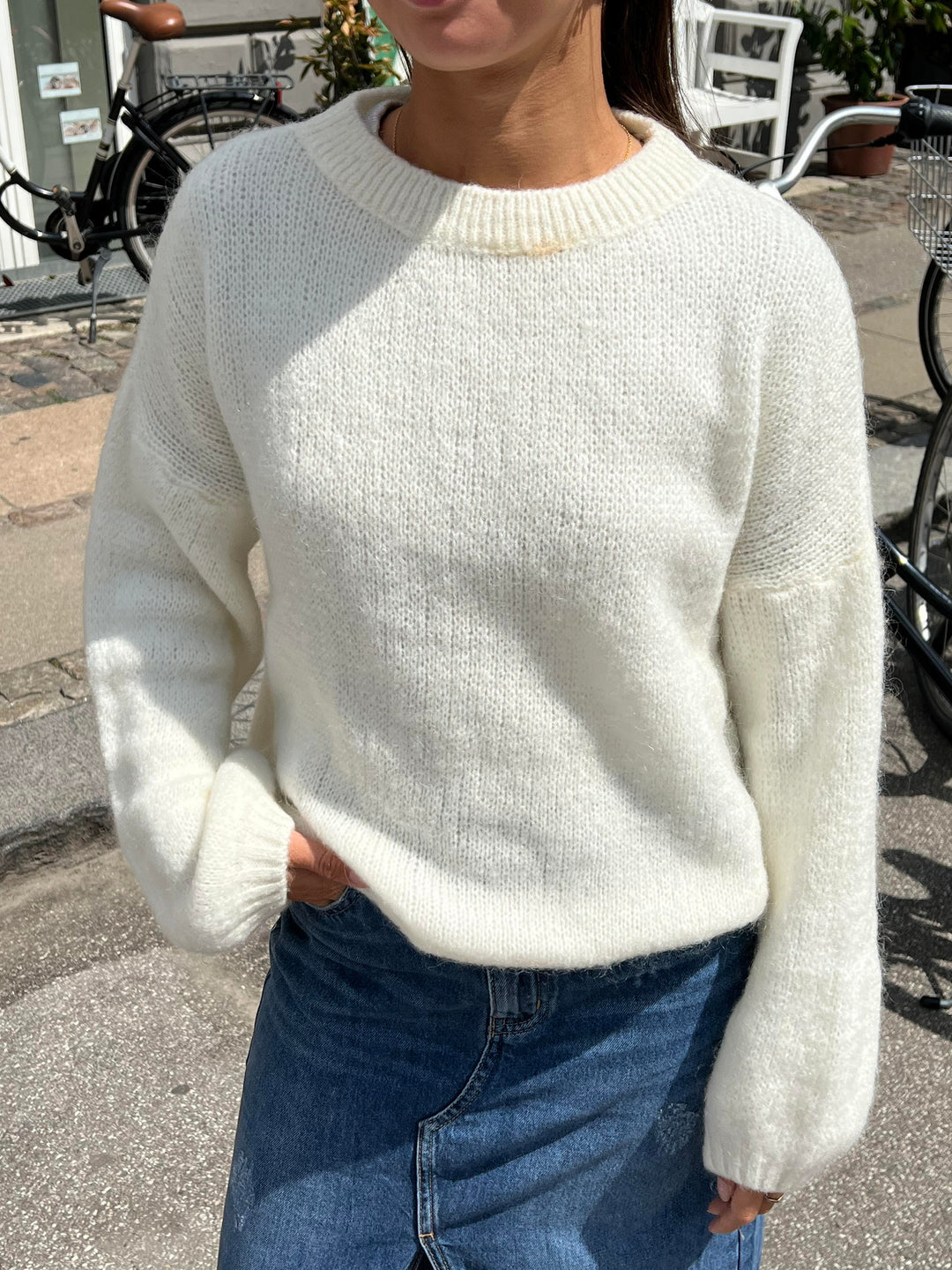 Women's round neck pullover, soft touch, loose fit, a cozy autumn essential.
