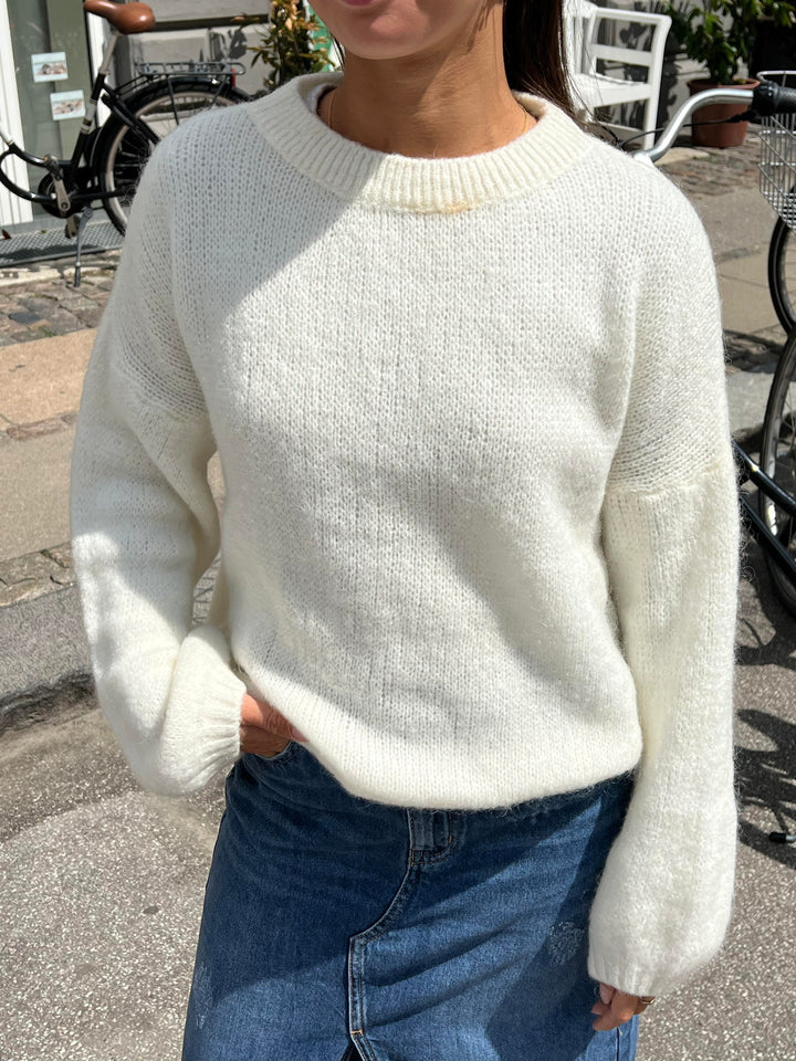 Women's round neck pullover, soft touch, loose fit, a cozy autumn essential.