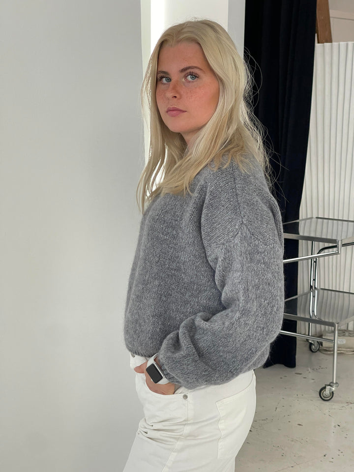 Casual women's long sleeve sweater, loose fit, ideal for daily comfortable wear.