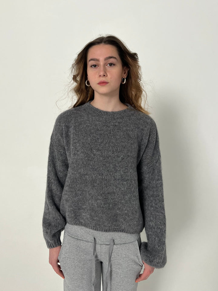 Chic & comfortable women's loose fit sweater, perfect for versatile layering.