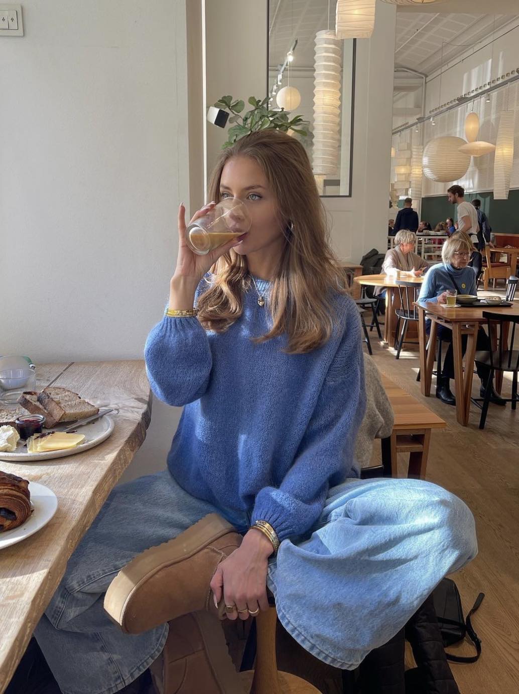 Chic women's loose fit pullover in a soft knit, ideal for casual everyday wear.