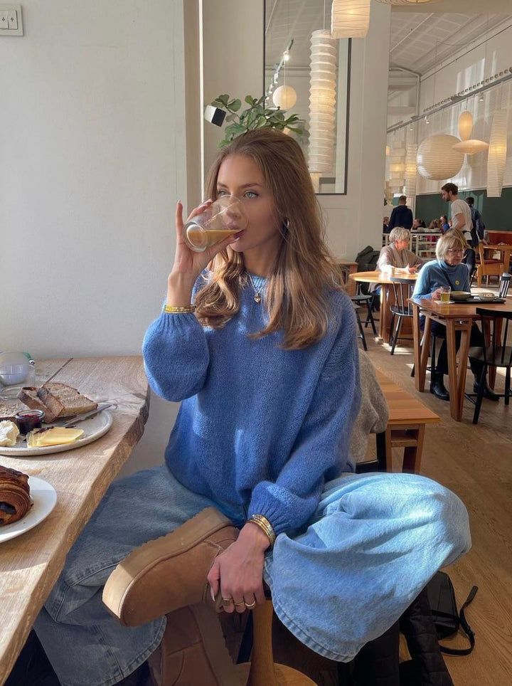 Chic women's loose fit pullover in a soft knit, ideal for casual everyday wear.