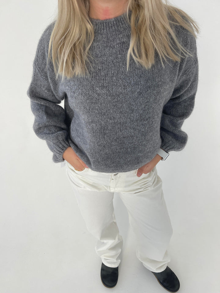 Cozy women's round neck sweater, loose fit, perfect for relaxed autumn evenings.