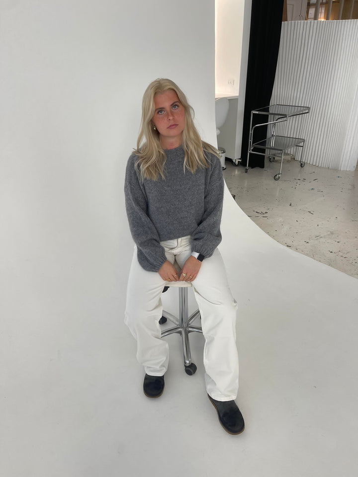 Versatile women's loose fit sweater, soft touch, a must-have for seasonal fashion.