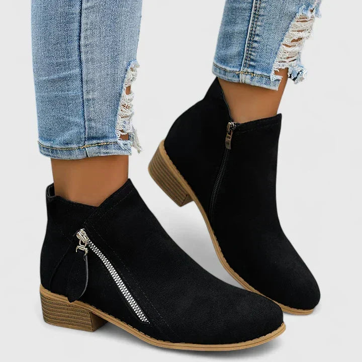 Chic waterproof women's boots, practical for walking with sophisticated comfort.