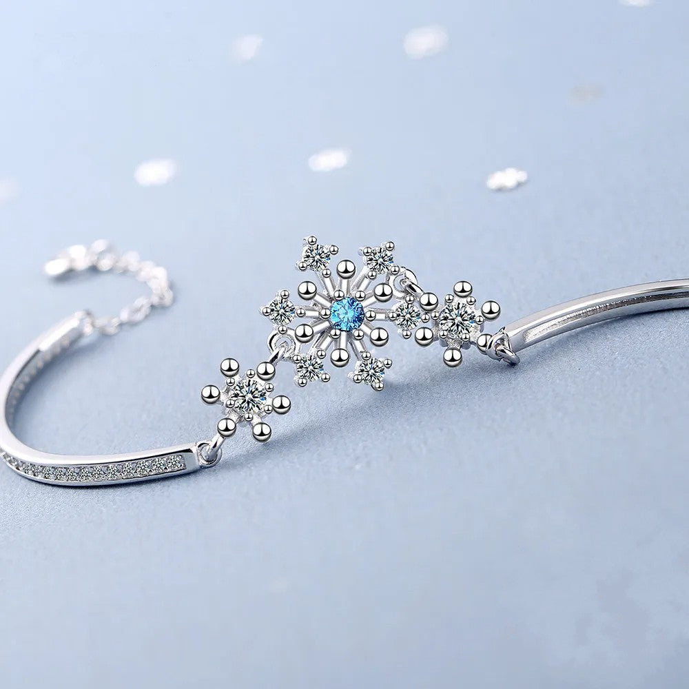 Adjustable women's snowflake bracelet, featuring sparkling cubic zirconia for a dazzling Christmas look.