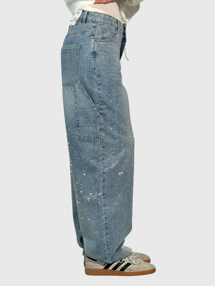 Chic loose fit women's pants with dazzling diamond details. Fashionable and glamorous.