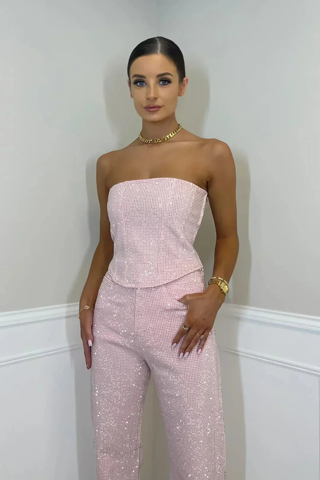 Trendy women's sparkling glitter crop top & high-waist jeans set. Perfect for parties & evening.