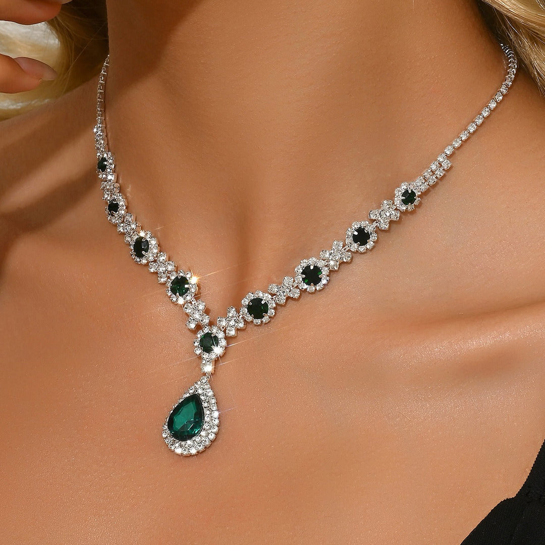 Exquisite green sparkling waterdrop cubic zirconia necklace, women's pendant jewelry gift.