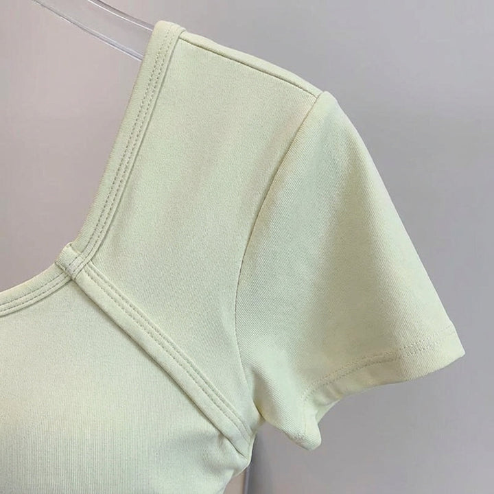 Figure-flattering women's sporty crop top with short sleeves, made from stretch fabric