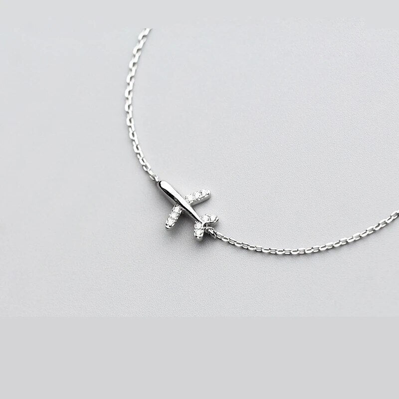 Fashionable silver plane charm bracelet for women, an adjustable accessory ideal for adventurers and travel lovers.