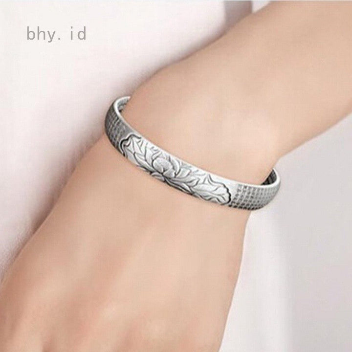 Women's silver lotus bracelet, a peaceful and delicate accessory, perfect as a gift.