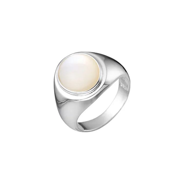 Versatile women's sterling silver ring with a luminous mother of pearl for any occasion.