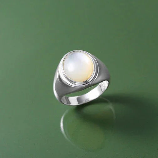 Delicate sterling silver women's ring featuring an elegant natural mother of pearl.