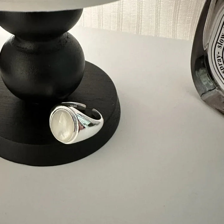 Elegant sterling silver ring for women, featuring a luminous mother of pearl stone.