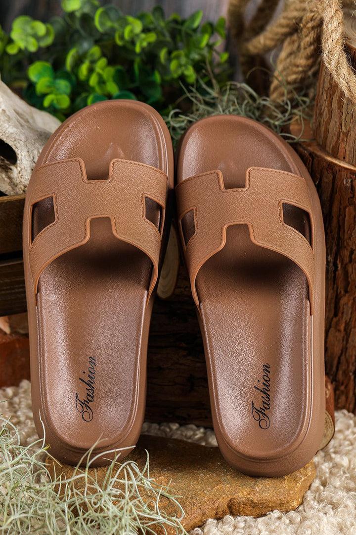 Women's comfortable strappy sandals, ideal for beach or daily wear.