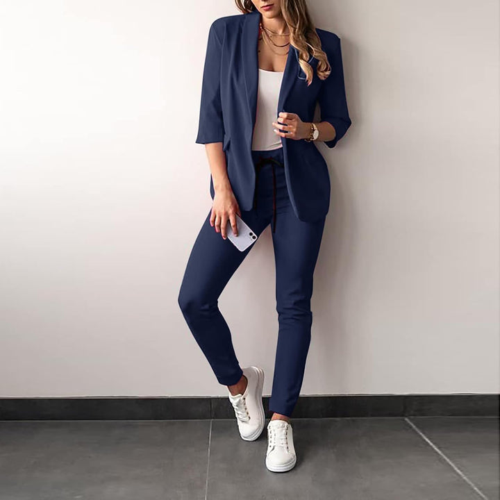Professional women's 2-piece stretch suit with blazer & trousers for elegant office workwear.