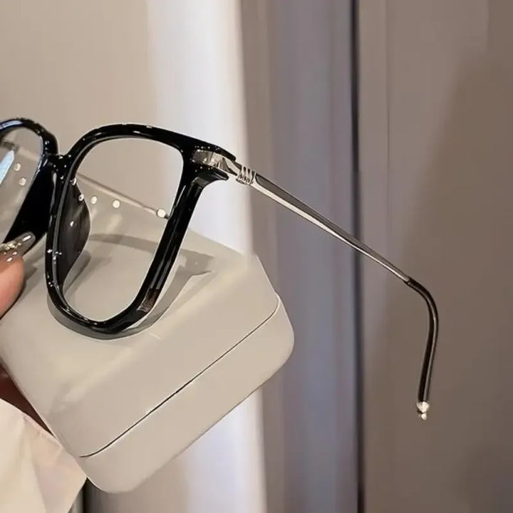 Stylish acetate women's sunglasses, providing premium UV protection & a trendy fashion statement.