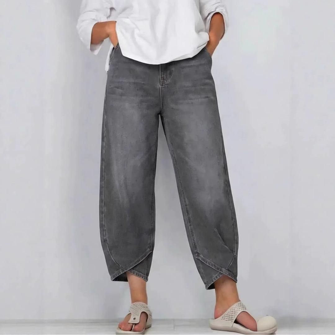 Chic women's barrel leg cropped jeans, offering a comfortable modern fit. Essential mid-rise denim for casual outfits.