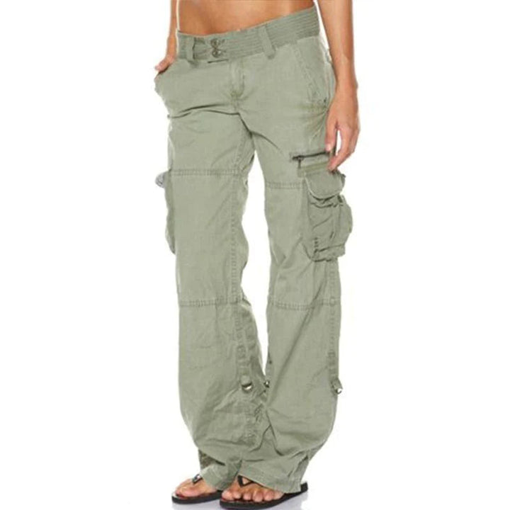 Fashionable women's green cargo trousers, ideal for stylish everyday wear with spacious, functional pockets.