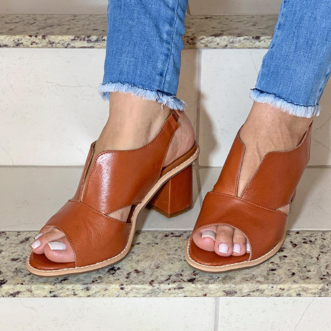 Elegant women's block heel sandals with adjustable buckle for casual chic style.