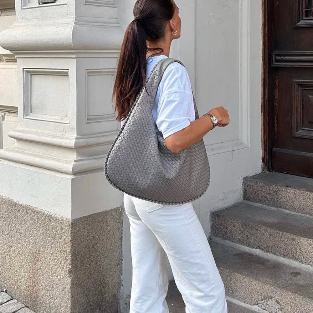Elegant women's braided shoulder bag, perfect daily use fashion accessory, spacious and stylish.