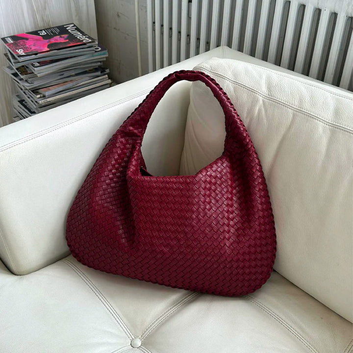 Detailed texture of the braided woven women's shoulder bag, an elegant and practical fashion accessory.