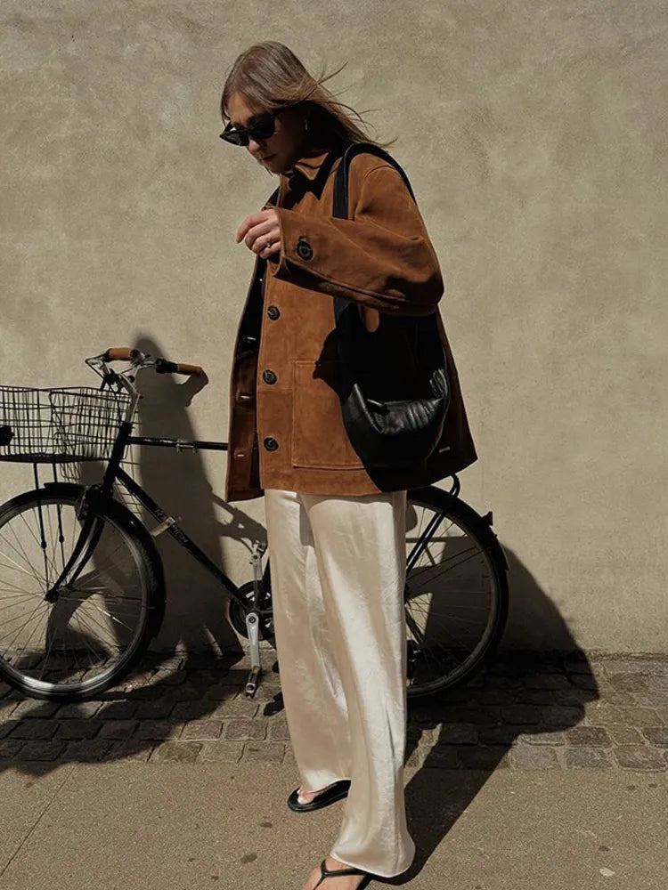 Versatile brown loose-fit women's jacket. A stylish outerwear choice for comfortable fall fashion.