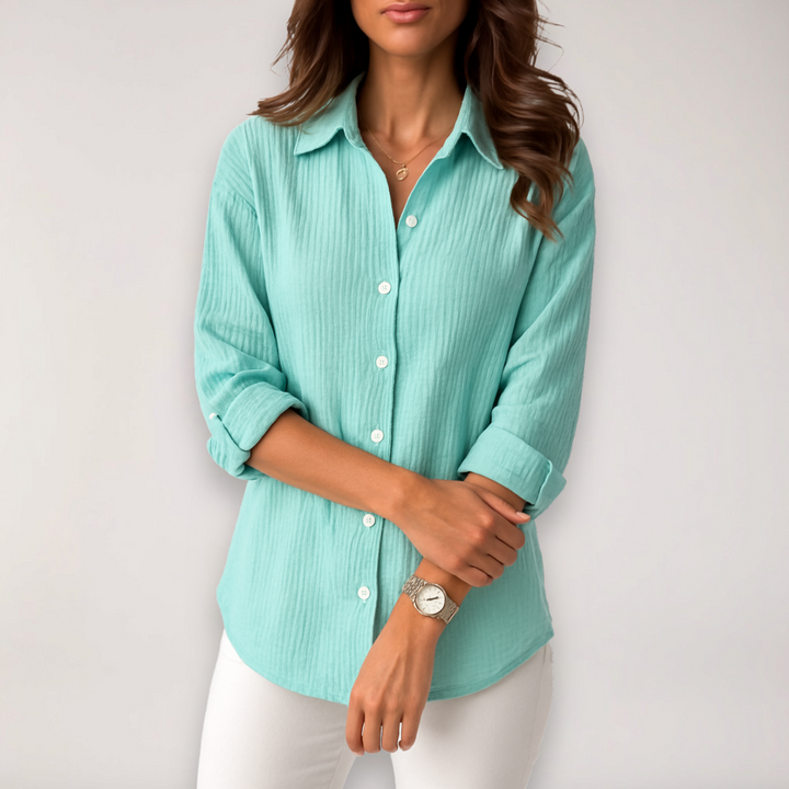 Elegant women's button blouse with roll-up sleeves, a chic and comfortable shirt suitable for any occasion.