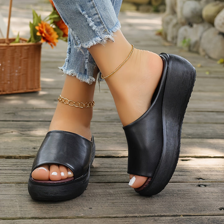 Women's stylish casual flat sandals, perfect for everyday comfort and summer walking.