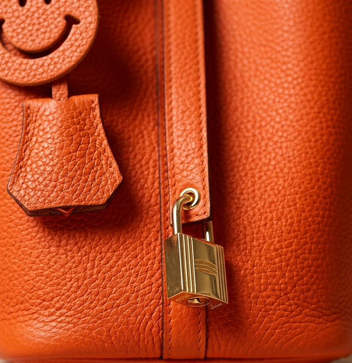 Practical and stylish women's leather bucket bag, an essential daily handbag crafted from cowhide leather.