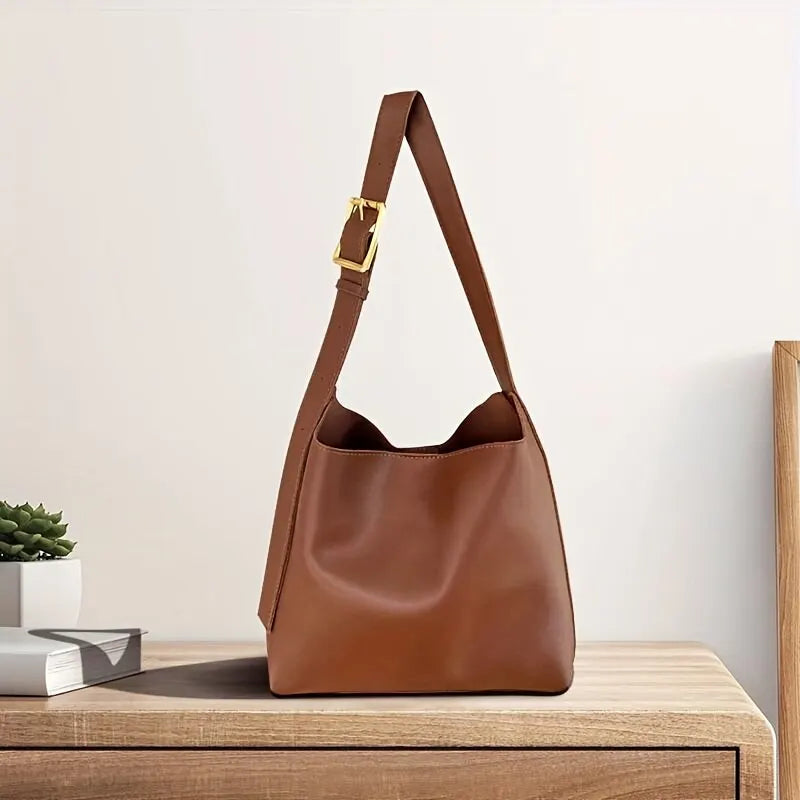 Women's stylish everyday shoulder bag in synthetic leather. Versatile and practical design with an adjustable strap.