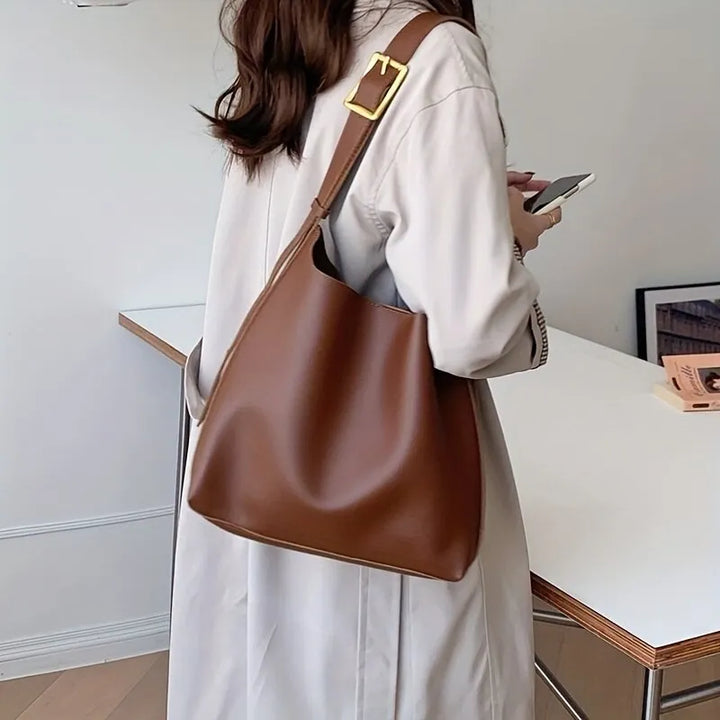 Black women's shoulder bag, a stylish and practical everyday accessory. Features durable synthetic leather and a versatile design.