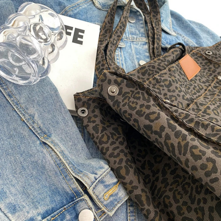 Spacious leopard print handbag, a versatile accessory for women's everyday style