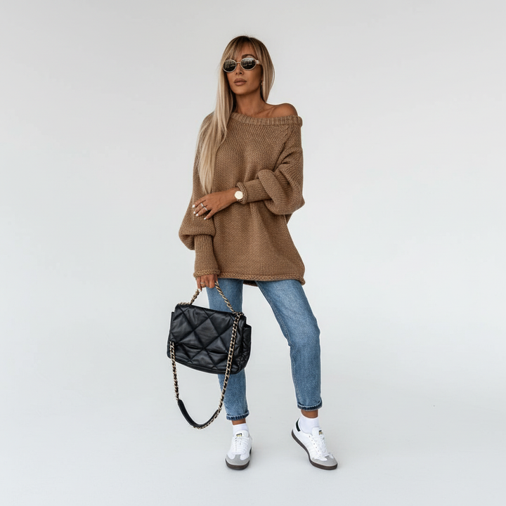 Feminine off-shoulder knitted jumper in a soft material, ideal for autumn and winter fashion