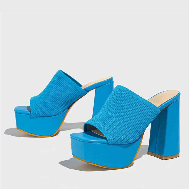 Comfortable women's platform sandals with an elevated sole, perfect for stylish summer days.
