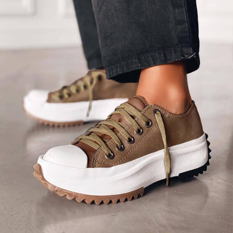 Versatile women's platform sneakers, great for casual outfits & adding a trendy touch to your look.