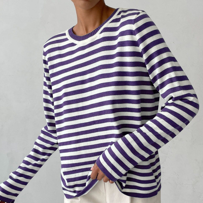 Elegant striped women's long-sleeve shirt. Perfect for casual outfits and versatile layering.