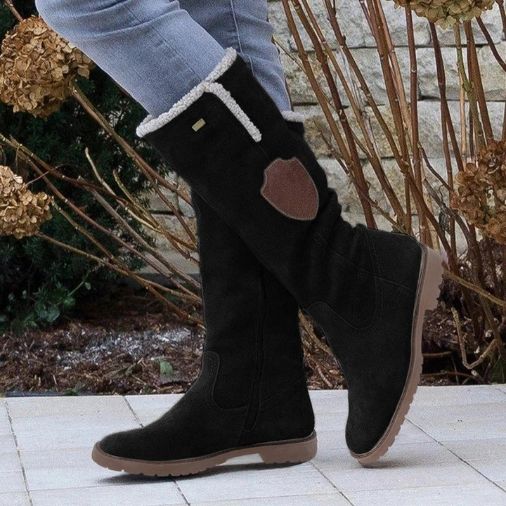 Fashionable women's winter boots, featuring a cozy lining & durable, non-slip sole. Ideal for cold weather comfort.