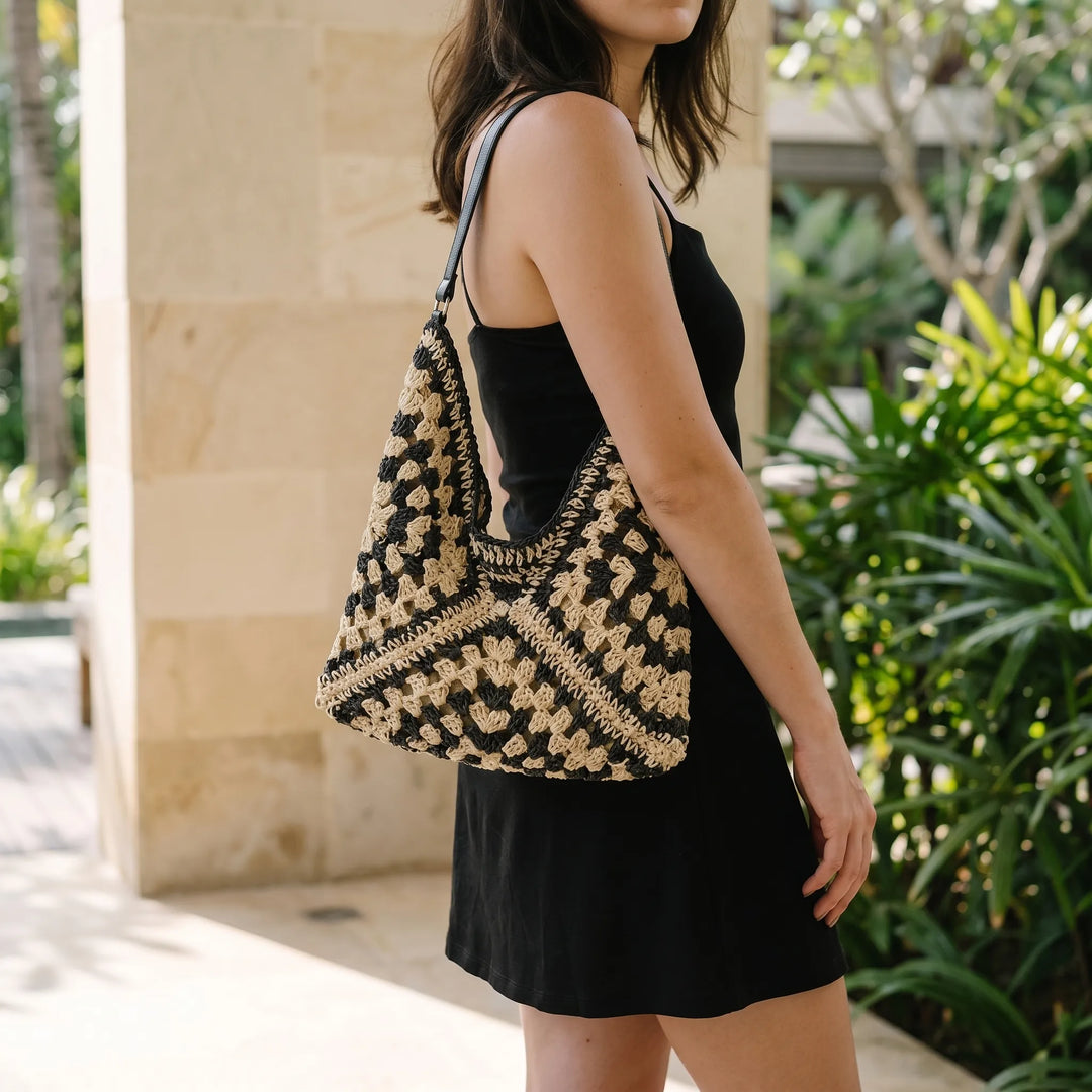 Women's stylish woven tote bag, perfect for summer beach days & casual outings. Boho chic shoulder bag.