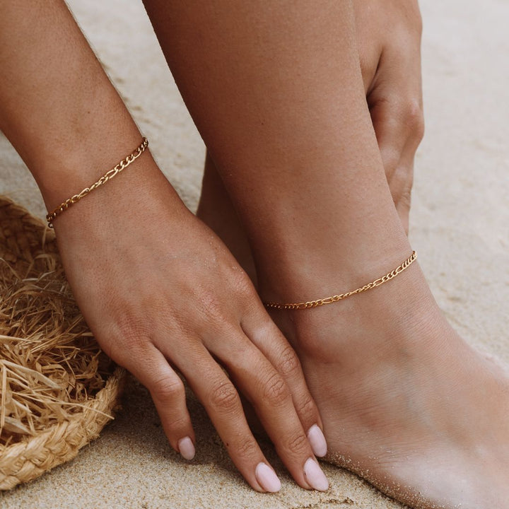 Delicate women's Figaro anklet in gold or silver. Ideal summer jewelry, a minimalist and subtle accessory.