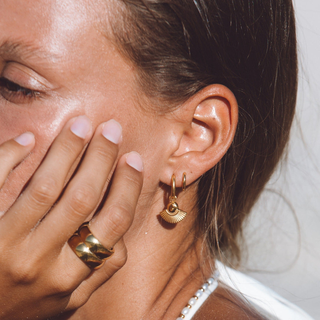 Dainty women's hoop earrings, subtle design ideal for everyday elegance.